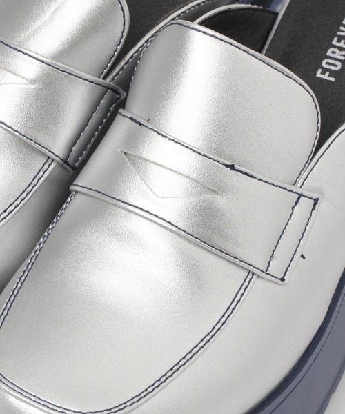 FOREVER 21（フォーエバー トゥエンティーワン）の「厚底ヒールサボ（その他シューズ・レディース・シルバー/ブラック・MEDIUM/SMALL/LARGE）」の5枚目の写真