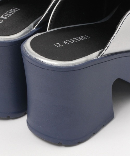 FOREVER 21（フォーエバー トゥエンティーワン）の「厚底ヒールサボ（その他シューズ・レディース・シルバー/ブラック・MEDIUM/SMALL/LARGE）」の7枚目の写真