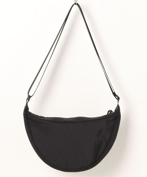 PLUS ONE（プラスワン）の「【PLUS ONE】ハーフムーンショルダーバッグ（ショルダーバッグ・メンズ・ライトベージュ/ブラック・ONE SIZE）」の3枚目の写真