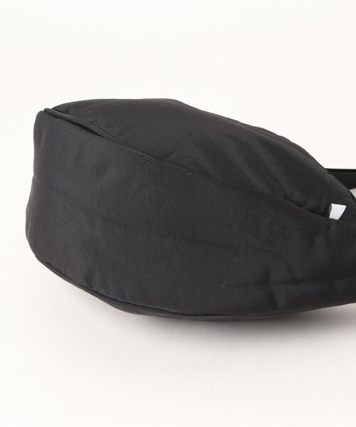 PLUS ONE（プラスワン）の「【PLUS ONE】ハーフムーンショルダーバッグ（ショルダーバッグ・メンズ・ライトベージュ/ブラック・ONE SIZE）」の4枚目の写真