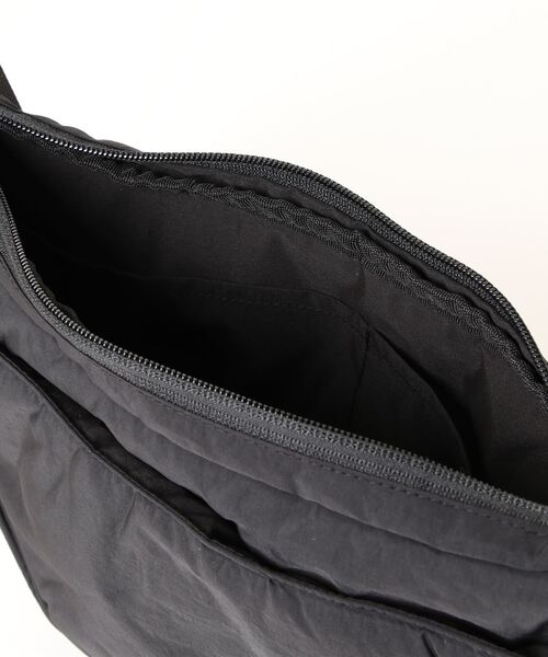 PLUS ONE（プラスワン）の「【PLUS ONE】ハーフムーンショルダーバッグ（ショルダーバッグ・メンズ・ライトベージュ/ブラック・ONE SIZE）」の5枚目の写真