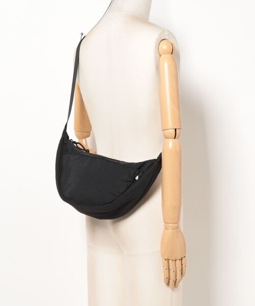 PLUS ONE（プラスワン）の「【PLUS ONE】ハーフムーンショルダーバッグ（ショルダーバッグ・メンズ・ライトベージュ/ブラック・ONE SIZE）」の6枚目の写真