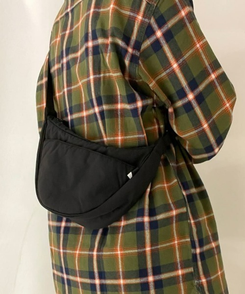 PLUS ONE（プラスワン）の「【PLUS ONE】ハーフムーンショルダーバッグ（ショルダーバッグ・メンズ・ライトベージュ/ブラック・ONE SIZE）」の2枚目の写真