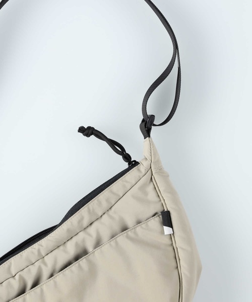 PLUS ONE（プラスワン）の「【PLUS ONE】ハーフムーンショルダーバッグ（ショルダーバッグ・メンズ・ライトベージュ/ブラック・ONE SIZE）」の22枚目の写真