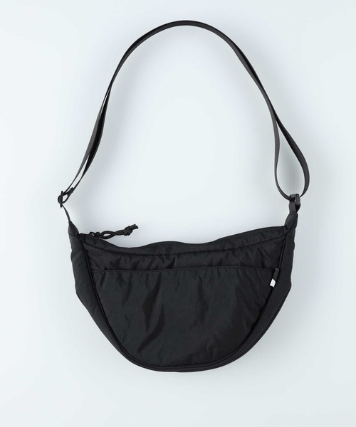 PLUS ONE（プラスワン）の「【PLUS ONE】ハーフムーンショルダーバッグ（ショルダーバッグ・メンズ・ライトベージュ/ブラック・ONE SIZE）」の13枚目の写真