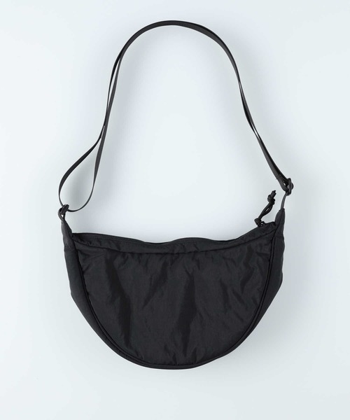 PLUS ONE（プラスワン）の「【PLUS ONE】ハーフムーンショルダーバッグ（ショルダーバッグ・メンズ・ライトベージュ/ブラック・ONE SIZE）」の14枚目の写真