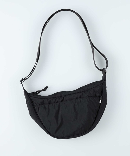 PLUS ONE（プラスワン）の「【PLUS ONE】ハーフムーンショルダーバッグ（ショルダーバッグ・メンズ・ライトベージュ/ブラック・ONE SIZE）」の15枚目の写真