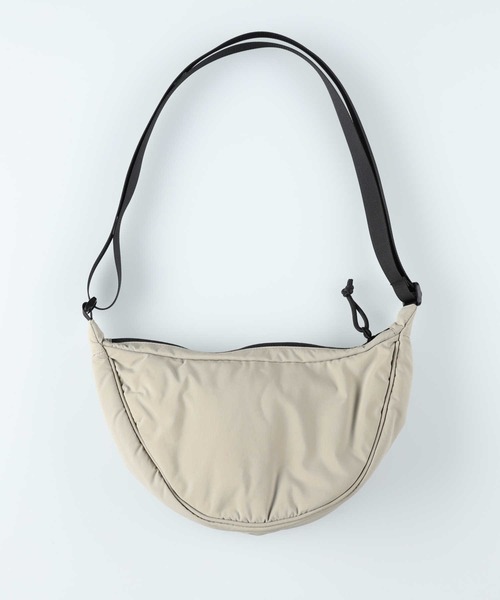 PLUS ONE（プラスワン）の「【PLUS ONE】ハーフムーンショルダーバッグ（ショルダーバッグ・メンズ・ライトベージュ/ブラック・ONE SIZE）」の17枚目の写真