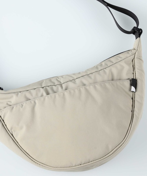 PLUS ONE（プラスワン）の「【PLUS ONE】ハーフムーンショルダーバッグ（ショルダーバッグ・メンズ・ライトベージュ/ブラック・ONE SIZE）」の18枚目の写真