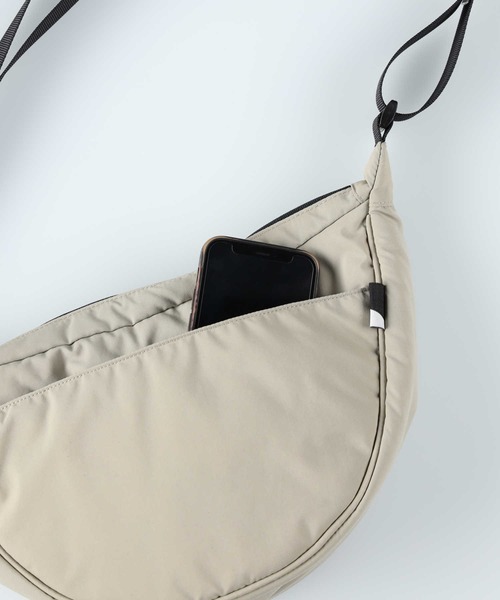 PLUS ONE（プラスワン）の「【PLUS ONE】ハーフムーンショルダーバッグ（ショルダーバッグ・メンズ・ライトベージュ/ブラック・ONE SIZE）」の19枚目の写真