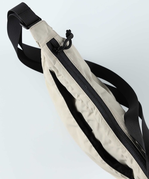 PLUS ONE（プラスワン）の「【PLUS ONE】ハーフムーンショルダーバッグ（ショルダーバッグ・メンズ・ライトベージュ/ブラック・ONE SIZE）」の20枚目の写真