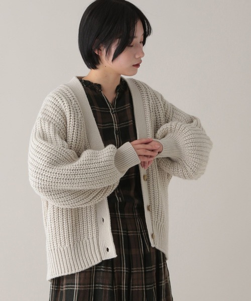 studio CLIP(スタディオクリップ)の「《natural by clip》3ゲージ 畔Vネックカーディガン(カーディガン/ボレロ・レディース・ブルー/チャコール/イエロー/ライトグレー・FREE)」の2枚目の写真