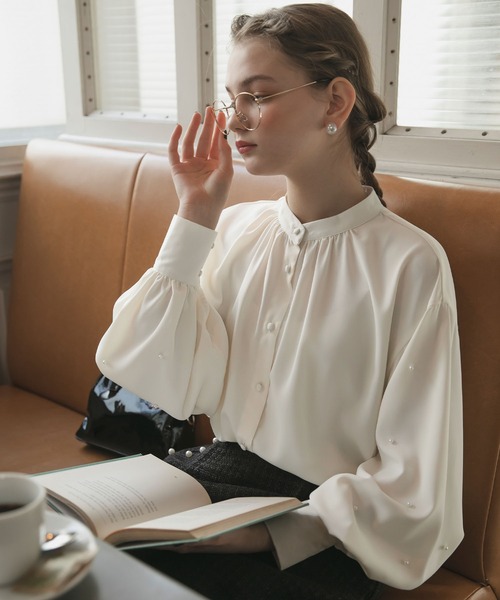 BONLECILL noir(ボンルシールノワール)の「【BONLECILL noir】袖パールボリュームスリーブノーカラーブラウス(シャツ/ブラウス・レディース・ブルーグレー/ブラック/アイボリー・FREE)」の2枚目の写真