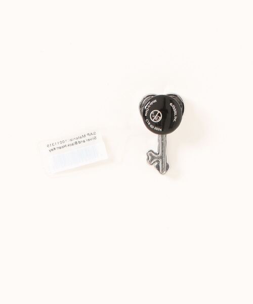 crocs(クロックス)の「【UNISEX】CROCS/ハート Key ジビッツ(シューズアクセサリー・レディース・その他・0)」の2枚目の写真