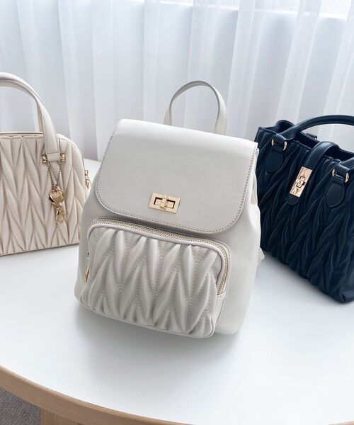 MAJESTIC LEGON(マジェスティックレゴン)の「クラシカルキルティングリュック(バックパック/リュック・レディース・アイボリー/ブラック/グレイッシュベージュ・FREE)」の2枚目の写真