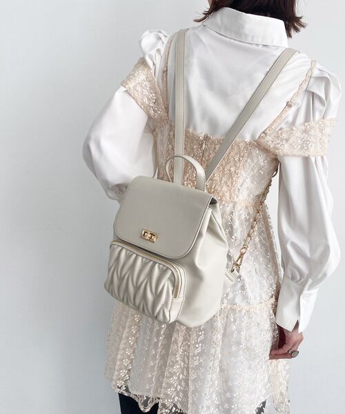 MAJESTIC LEGON(マジェスティックレゴン)の「クラシカルキルティングリュック(バックパック/リュック・レディース・アイボリー/ブラック/グレイッシュベージュ・FREE)」の4枚目の写真