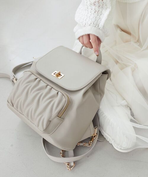 MAJESTIC LEGON(マジェスティックレゴン)の「クラシカルキルティングリュック(バックパック/リュック・レディース・アイボリー/ブラック/グレイッシュベージュ・FREE)」の10枚目の写真