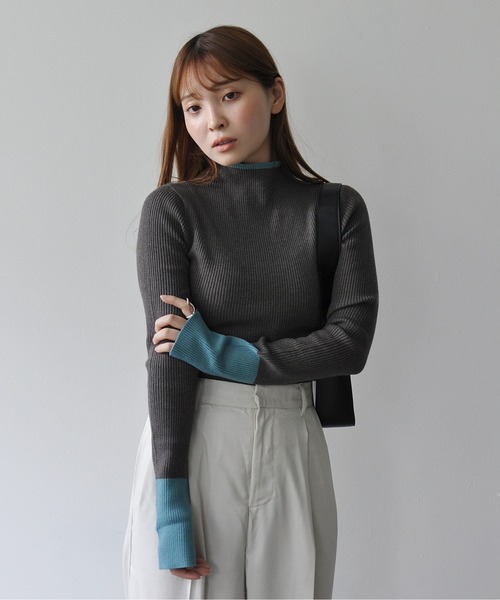 Meli rich（メリーリッチ）の「バイカラー配色スリット袖ハイネックリブニット（ニット/セーター・レディース・アイボリー/ブラック/グレー/チャコールグレー・FREE）」の12枚目の写真