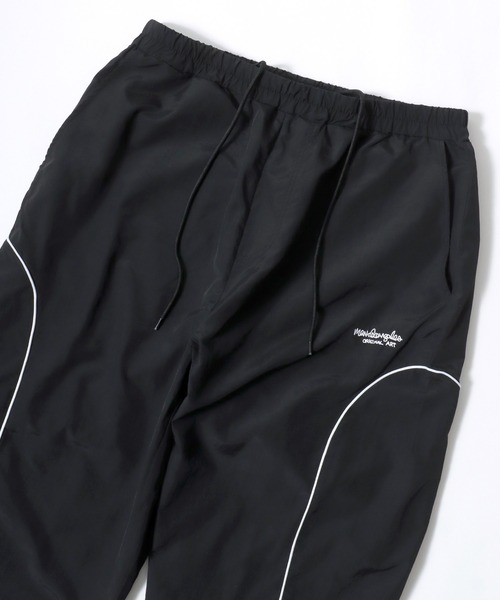 Mark Gonzales（マーク・ゴンザレス）の「MARK GONZALES ARTWORK COLLECTION/マークゴンザレス 別注 オーバーサイズ パイピング ナイロンパンツ/トラックパンツ/レディース メンズ（その他パンツ・メンズ・グレー/ネイビー/ブラック・XL/L/M）」の10枚目の写真