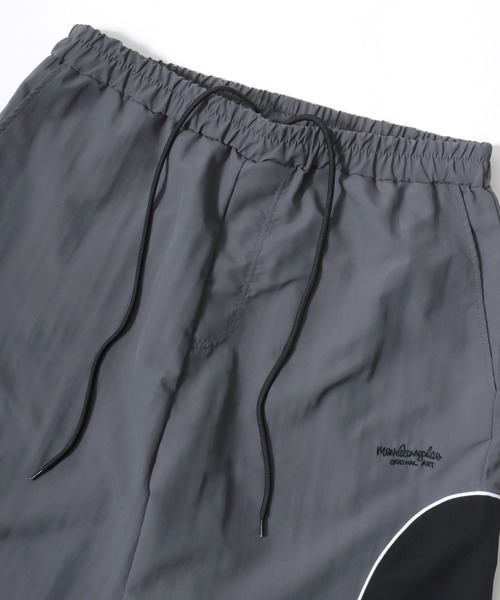 Mark Gonzales（マーク・ゴンザレス）の「MARK GONZALES ARTWORK COLLECTION/マークゴンザレス 別注 オーバーサイズ パイピング ナイロンパンツ/トラックパンツ/レディース メンズ（その他パンツ・メンズ・グレー/ネイビー/ブラック・XL/L/M）」の13枚目の写真