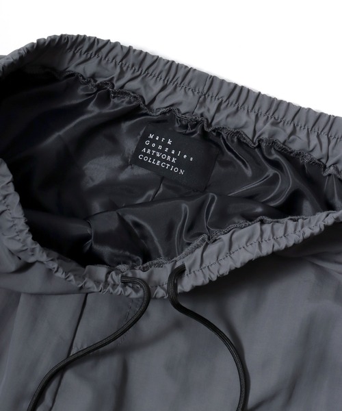 Mark Gonzales（マーク・ゴンザレス）の「MARK GONZALES ARTWORK COLLECTION/マークゴンザレス 別注 オーバーサイズ パイピング ナイロンパンツ/トラックパンツ/レディース メンズ（その他パンツ・メンズ・グレー/ネイビー/ブラック・XL/L/M）」の14枚目の写真