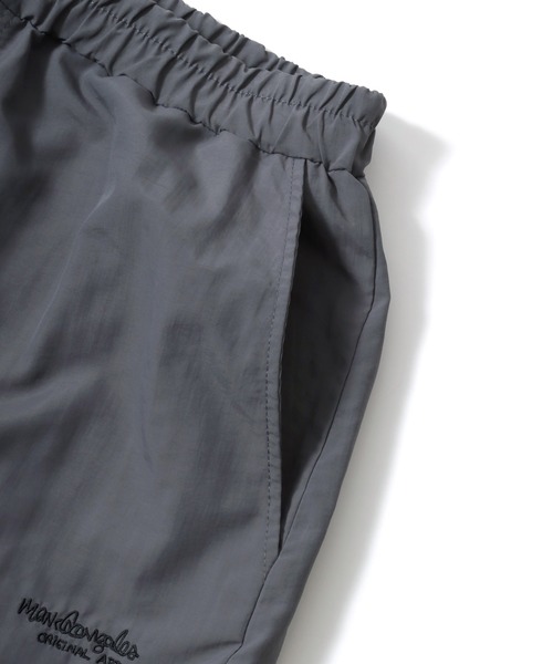 Mark Gonzales（マーク・ゴンザレス）の「MARK GONZALES ARTWORK COLLECTION/マークゴンザレス 別注 オーバーサイズ パイピング ナイロンパンツ/トラックパンツ/レディース メンズ（その他パンツ・メンズ・グレー/ネイビー/ブラック・XL/L/M）」の16枚目の写真