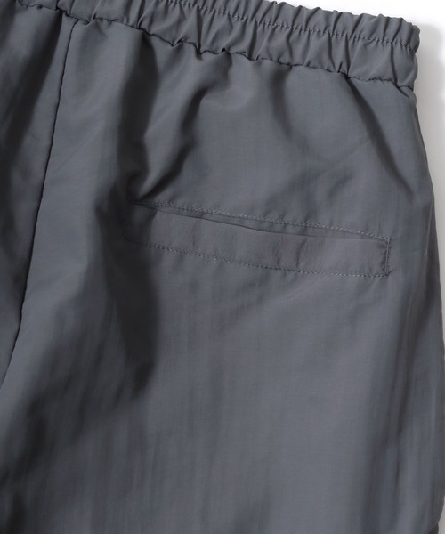 Mark Gonzales（マーク・ゴンザレス）の「MARK GONZALES ARTWORK COLLECTION/マークゴンザレス 別注 オーバーサイズ パイピング ナイロンパンツ/トラックパンツ/レディース メンズ（その他パンツ・メンズ・グレー/ネイビー/ブラック・XL/L/M）」の18枚目の写真