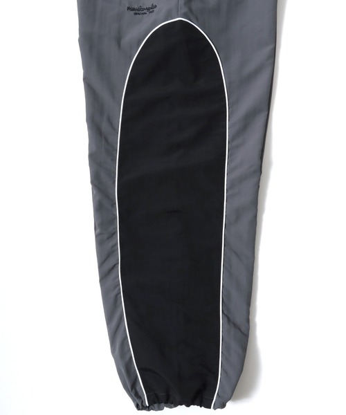 Mark Gonzales（マーク・ゴンザレス）の「MARK GONZALES ARTWORK COLLECTION/マークゴンザレス 別注 オーバーサイズ パイピング ナイロンパンツ/トラックパンツ/レディース メンズ（その他パンツ・メンズ・グレー/ネイビー/ブラック・XL/L/M）」の19枚目の写真