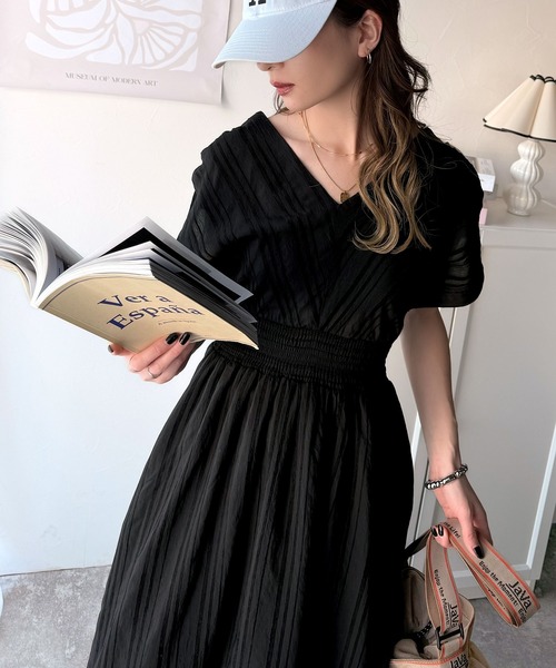 大人の抜け感エレガント。シアーストライプ素材ウエストシャーリングV