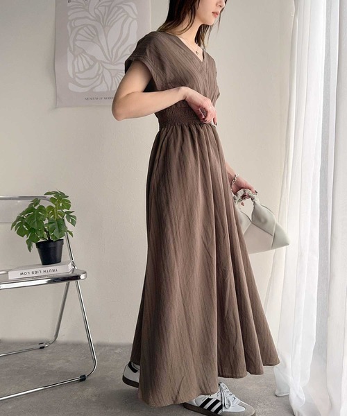 大人の抜け感エレガント。シアーストライプ素材ウエストシャーリングV