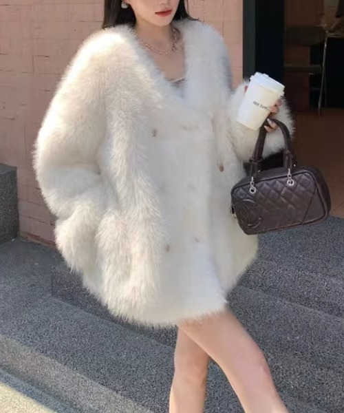 gossip!ロサンゼルス(ゴシップロサンゼルス)の「Vネック 中綿 イミテーションファーコート(テーラードジャケット・レディース・オフホワイト/グレー/ブラック/ベージュ・FREE)」の13枚目の写真