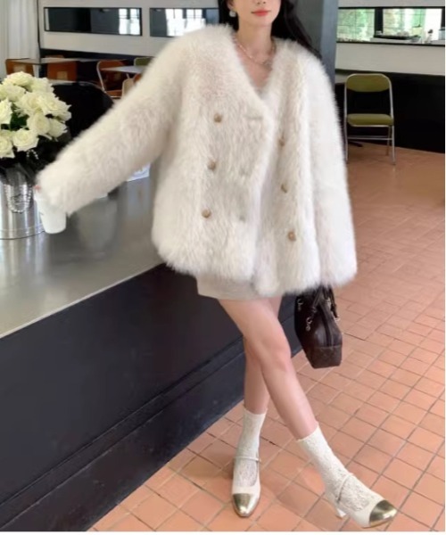 244人気♪ フェイクファー 毛皮ファーコート レディース ショート丈ジャケット 暖かい 毛皮コートアウター 防寒 通学 通勤 上着 カジュアル gossip！ロサンゼルス（ゴシップロサンゼルス）の「Vネック 中綿