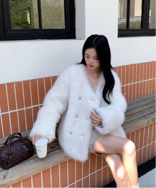 244人気♪ フェイクファー 毛皮ファーコート レディース ショート丈ジャケット 暖かい 毛皮コートアウター 防寒 通学 通勤 上着 カジュアル gossip！ロサンゼルス（ゴシップロサンゼルス）の「Vネック 中綿