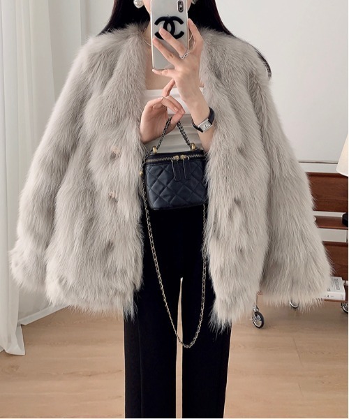 gossip!ロサンゼルス(ゴシップロサンゼルス)の「Vネック 中綿 イミテーションファーコート(テーラードジャケット・レディース・オフホワイト/グレー/ブラック/ベージュ・FREE)」の8枚目の写真