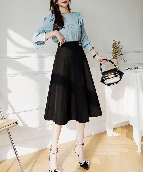 Grandeir(グランディール)の「飾りボタン付きミモレ丈フレアスカート(スカート・レディース・ブラック/ベージュ・MEDIUM)」の5枚目の写真