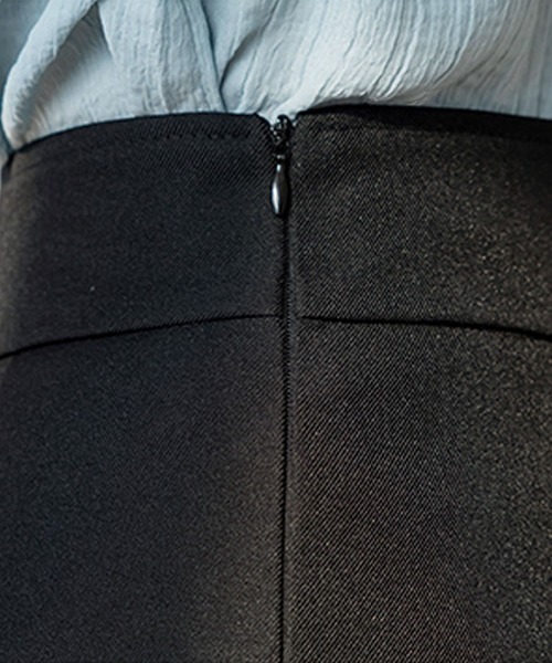 Grandeir(グランディール)の「飾りボタン付きミモレ丈フレアスカート(スカート・レディース・ブラック/ベージュ・MEDIUM)」の7枚目の写真