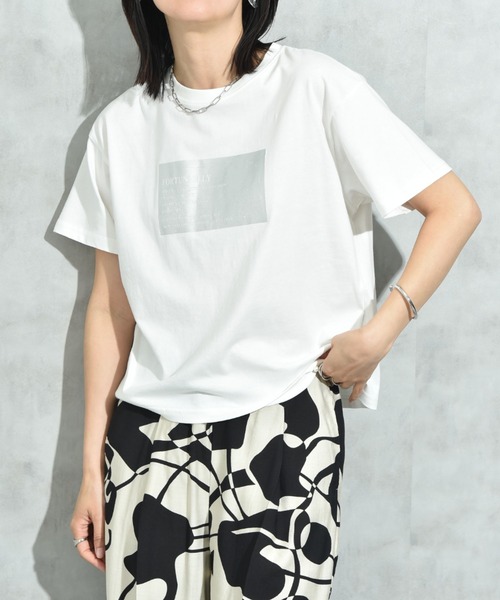 INTERPLANET(インタープラネット)の「箔プリントロゴT(Tシャツ/カットソー・レディース・チャコールグレー/グレイッシュベージュ/オフホワイト・FREE)」の2枚目の写真