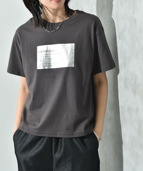 INTERPLANET(インタープラネット)の「箔プリントロゴT(Tシャツ/カットソー・レディース・チャコールグレー/グレイッシュベージュ/オフホワイト・FREE)」の3枚目の写真