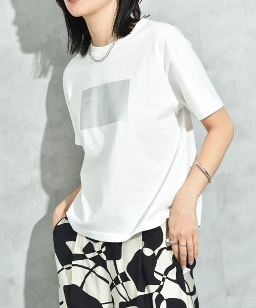 INTERPLANET(インタープラネット)の「箔プリントロゴT(Tシャツ/カットソー・レディース・チャコールグレー/グレイッシュベージュ/オフホワイト・FREE)」の8枚目の写真
