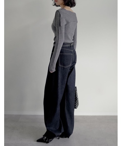 Re:EDIT（リエディ）の「[ブラ紐隠し]アシンメトリーオフショルダーリブニットトップス（ニット/セーター・レディース・ホワイト/レッド/グレー/ブラック/ネイビー/キャメル/ブルー・MEDIUM/LARGE）」の15枚目の写真