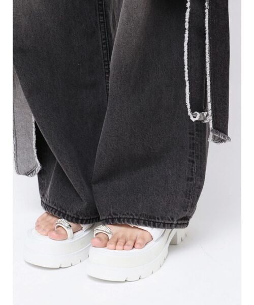 CALNAMUR(カルナムール)の「2WAY RIBBON DETAILS DENIM/2WAY リボンディティールデニム(デニムパンツ・レディース・ブラック/ライトブルー・SMALL/MEDIUM)」の4枚目の写真