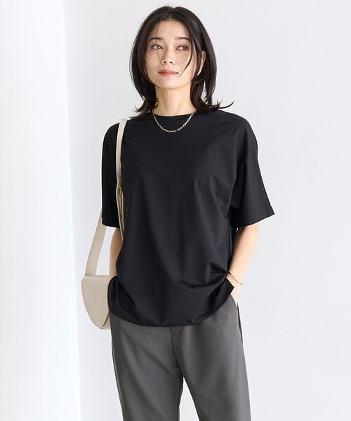 UNFILO(アンフィーロ)の「BEAUTY FORM-T フォルムTシャツ(Tシャツ/カットソー・レディース・ホワイト系/グレー系/ネイビー系/ベージュ系/ブラック系/ブルー系/黄緑系・SMALL/MEDIUM/LARGE)」の2枚目の写真
