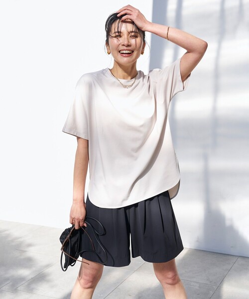 UNFILO(アンフィーロ)の「BEAUTY FORM-T フォルムTシャツ(Tシャツ/カットソー・レディース・ホワイト系/グレー系/ネイビー系/ベージュ系/ブラック系/ブルー系/黄緑系・SMALL/MEDIUM/LARGE)」の4枚目の写真