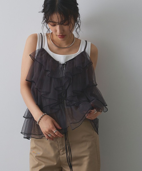 ELLEgirl（エルガール）の「配色メローフリルキャミソールビスチェ【ELLEgirl/エルガール】（キャミソール・レディース・アイボリー/チャコールグレー・FREE）」の2枚目の写真