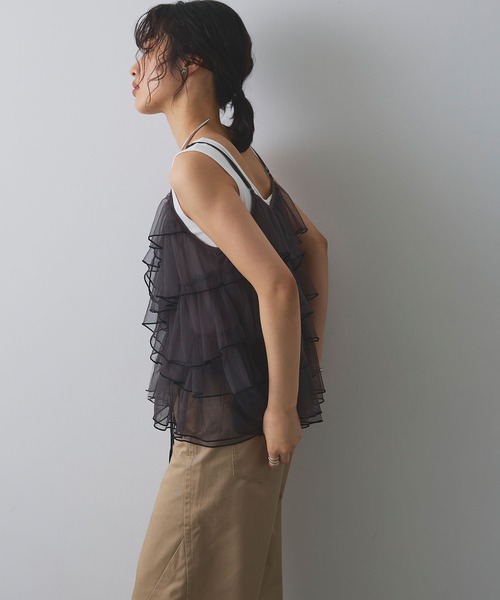 ELLEgirl（エルガール）の「配色メローフリルキャミソールビスチェ【ELLEgirl/エルガール】（キャミソール・レディース・アイボリー/チャコールグレー・FREE）」の7枚目の写真