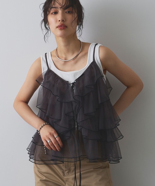 ELLEgirl（エルガール）の「配色メローフリルキャミソールビスチェ【ELLEgirl/エルガール】（キャミソール・レディース・アイボリー/チャコールグレー・FREE）」の4枚目の写真