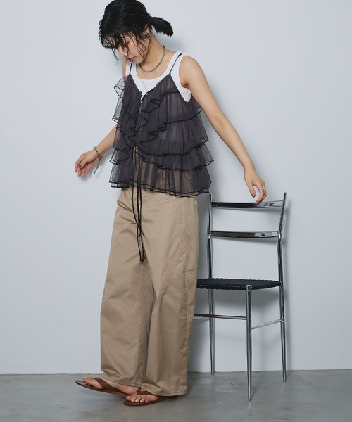 ELLEgirl（エルガール）の「配色メローフリルキャミソールビスチェ【ELLEgirl/エルガール】（キャミソール・レディース・アイボリー/チャコールグレー・FREE）」の17枚目の写真