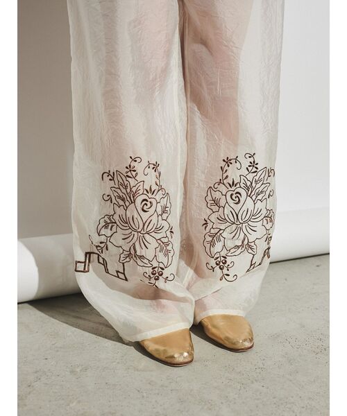 Ungrid(アングリッド)の「【Htage】エンブロイダリーシアータックパンツ(その他パンツ・レディース・ブラック/アイボリー・SMALL/MEDIUM)」の5枚目の写真