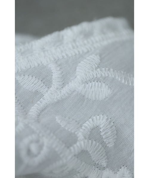 cawaii(カワイイ)の「ふんわり柔らかなシアーベールの刺繍ブラウストップス(シャツ/ブラウス・レディース・ホワイト・FREE)」の5枚目の写真
