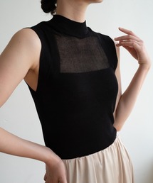 ハイネックヘルシーな肌見せな夏服。ノースリーブシアーサマーニット